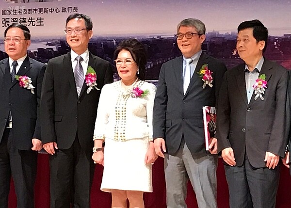 中華都市更新全國總會10月19日,召開都更動力論壇。內政部政次花敬群(右二)、國家住都中心執行長張溫德(左二)、台北市都發局長黃景茂(右一)、中華都更全國總會理事長張美麗都到場。