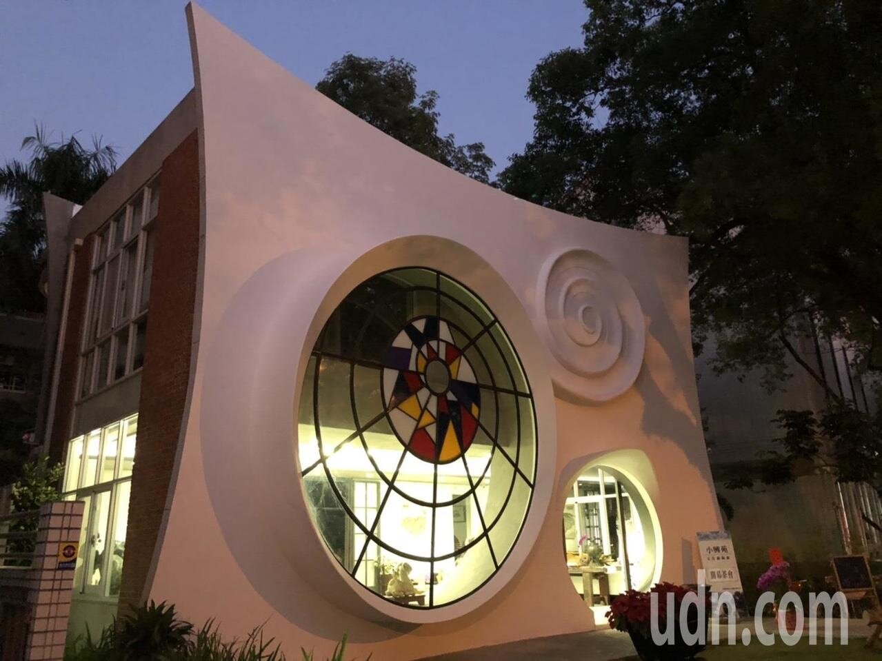 「台灣新生報中興新村辦事處」採用了照相機觀景窗、底片膠捲元素,建築外觀就像打開的報紙,可見修澤蘭設計巧思。記者江良誠/攝影