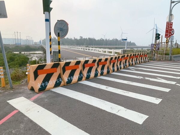 台灣港務公司副總王派峰表示，台中港濱海橋有一座部分損壞，有混凝土掉落、危及結構安全，已暫時封閉橋粱。 圖／台中市政府提供