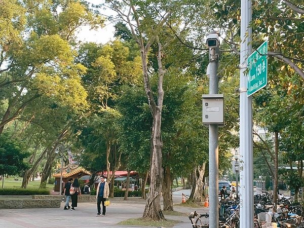北市公園裝監視器比率不到一成,議員憂心公園恐成治安死角。圖為象山公園監視器。 圖/台北市議員許家蓓提供