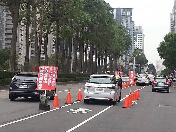 台中市惠中路上擺設宣導牌面告知顧客百貨公司停車場飽和時,多利用外圍3處簽約停車場。圖/台中市警六分局提供