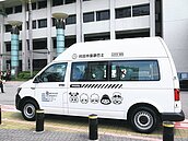 五月天獻愛桃市　再捐5輛復康巴士