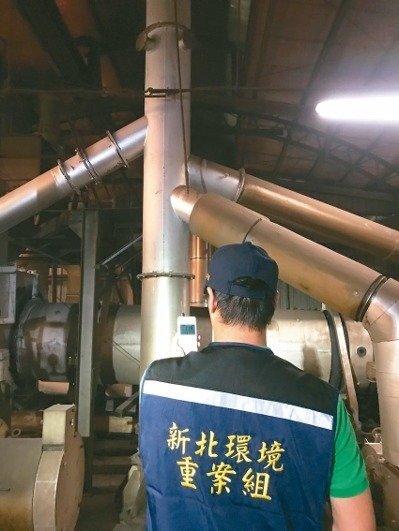 新北市環保稽查員在油廠內調查異味來源。 圖/環保局提供