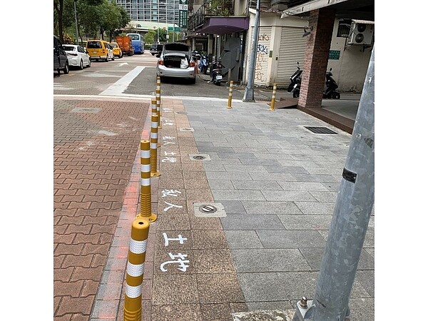 戴錫欽指出,北市一處「公私共有」的道路,遭業者占用做為停車位收費,市府有四分之一的產權,卻給占地為王的業者1個月寬限期,沒有開罰。圖/台北市議員戴錫欽提供