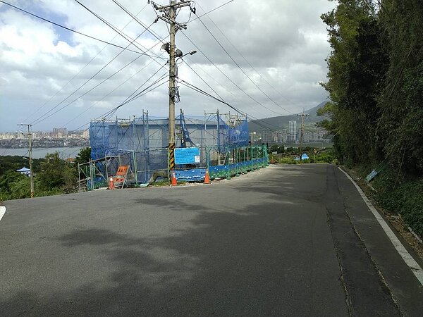 新北市八里區米倉里牛寮埔地區地勢較高,80戶居民無自來水可用,如今施工解決,預計年底完工。 圖/新北市水利局提供