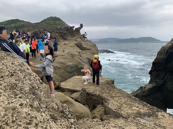 針對象鼻岩的問題,新北市長侯友宜昨天參加萬里鱻蟹宴時回應表示,一定要把安全做好,保障遊客的安全。 圖/新北市消防局提供
