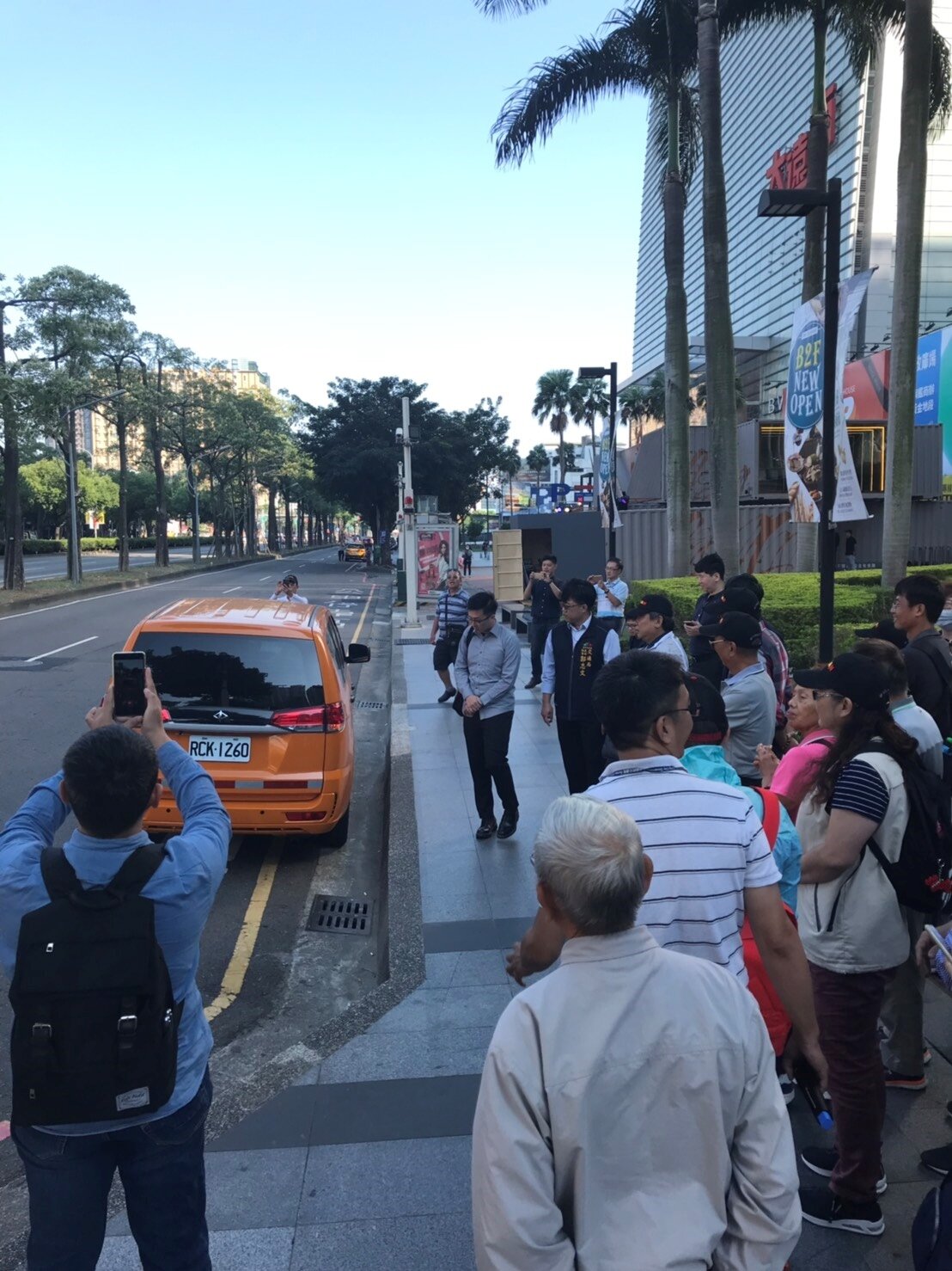 台南市政府率民眾觀摩台中市公車停靠區科技執法。圖/台中市交通局提供