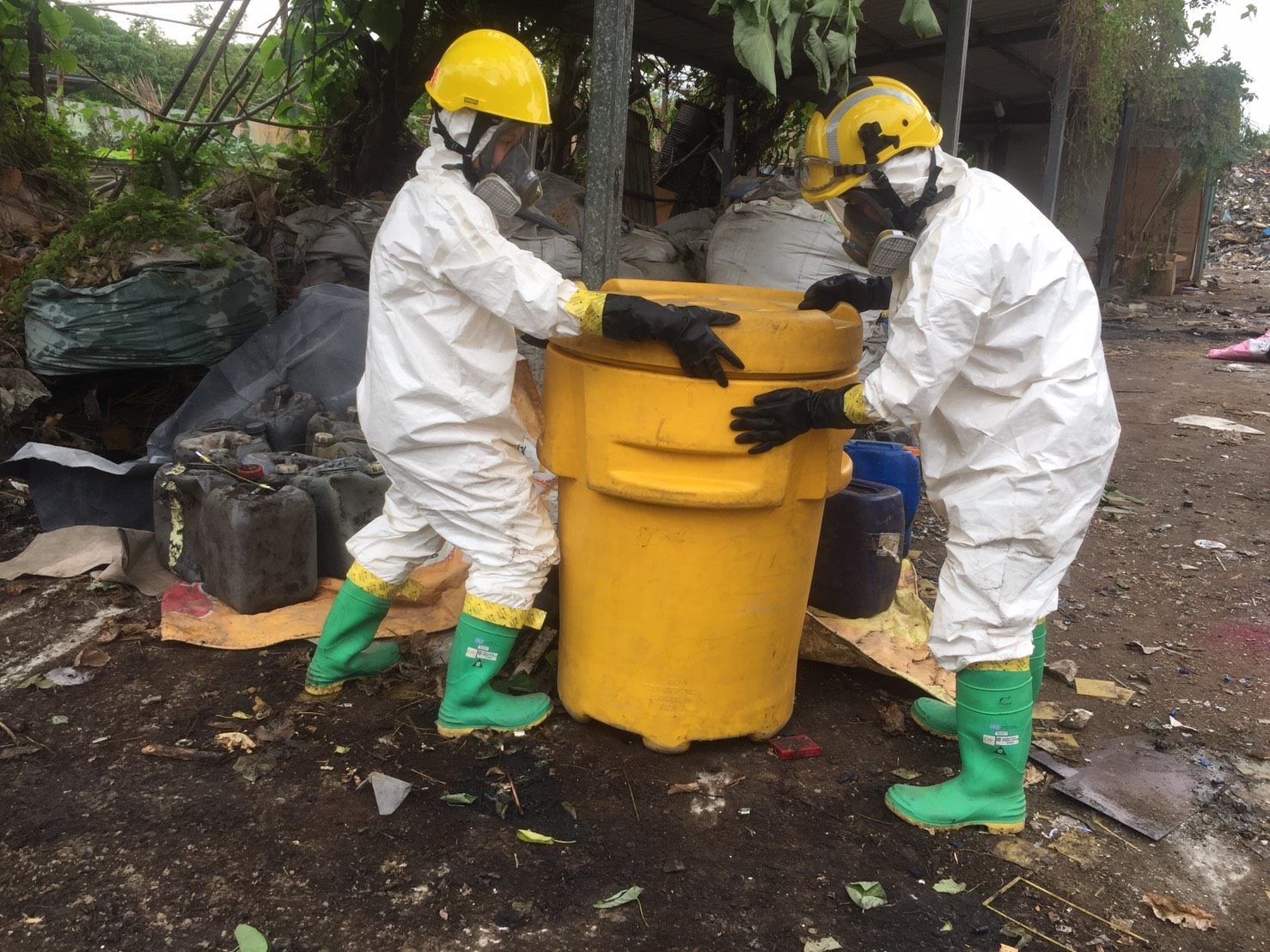 毒災應變人員隔離不明廢液容器。圖／台北市環保局提供