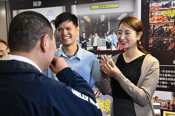 新北校園廣告人首獎得主介紹影片主題理念。圖/新北市政府提供