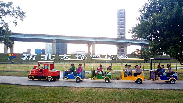 新北大都會公園「幸福小火車」試營運,不少民眾紛紛搶搭暢遊園內熱門景點。圖/新北市高管處提供