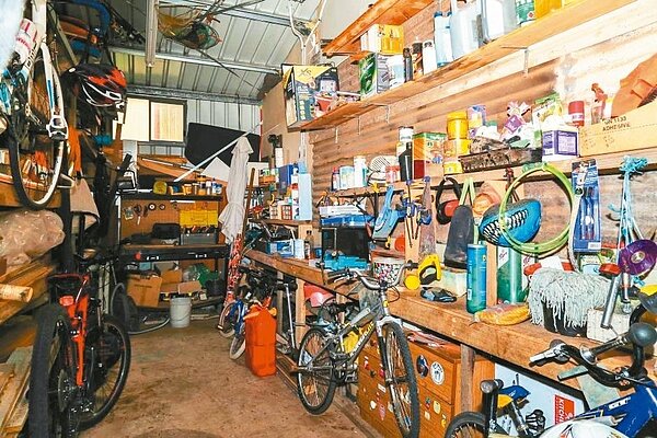 威爾的新家堆滿各式各樣的雜物。 圖／截自ABC News