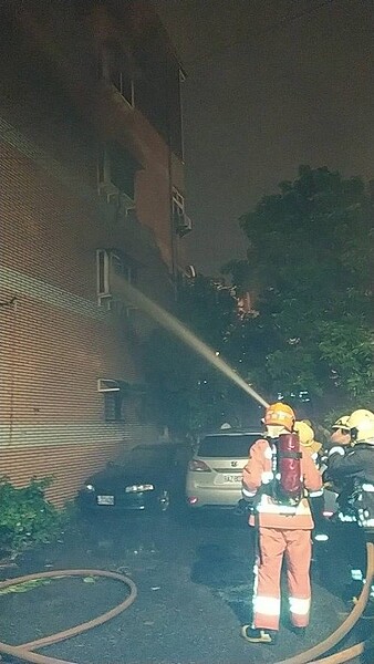 新北巿鶯歌區德昌二街今天凌晨一點多發生火警。圖/新北消防局