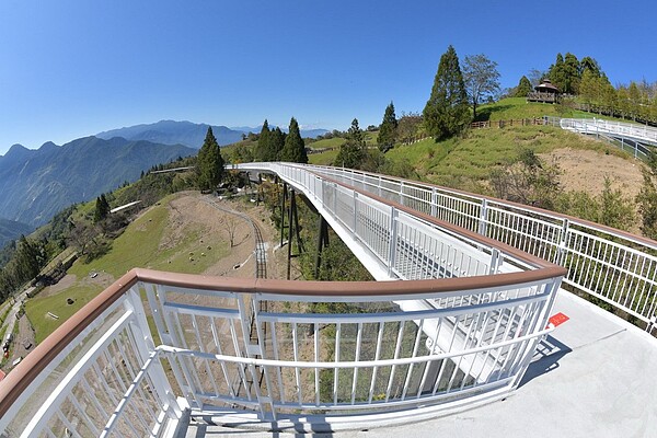 南投縣仁愛鄉清境高空觀景步道第2期工程完竣,30日正式對外開放,而新延長步道能觀牧場、賞山景。圖/南投縣政府提供