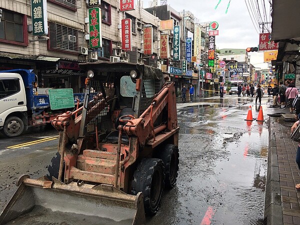 新北市泰山區明志路一段今早音水管爆裂，造成明志路一段、美寧街口至大窠橋全線封閉。記者陳弘逸／攝影