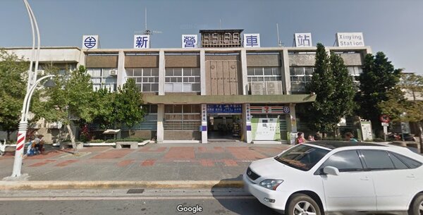 有網友在PTT上問「中壢」與「新營」哪個比較熱鬧？圖為新營火車站。圖／翻攝Google Maps
