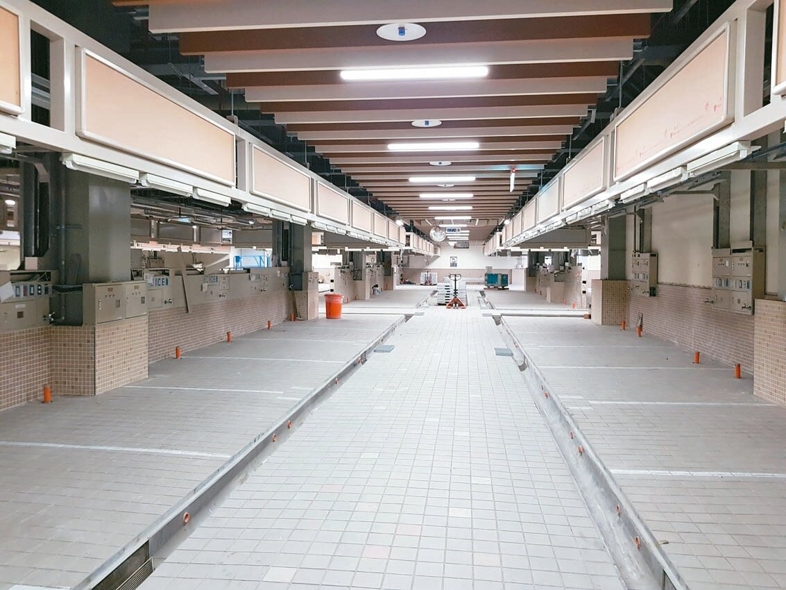 環南中繼市場大樓已大致完成並進入攤位點交階段,北市府預計11月試營運,卻傳出部分地板磁磚的防滑係數不足。 圖/記者翁浩然攝影