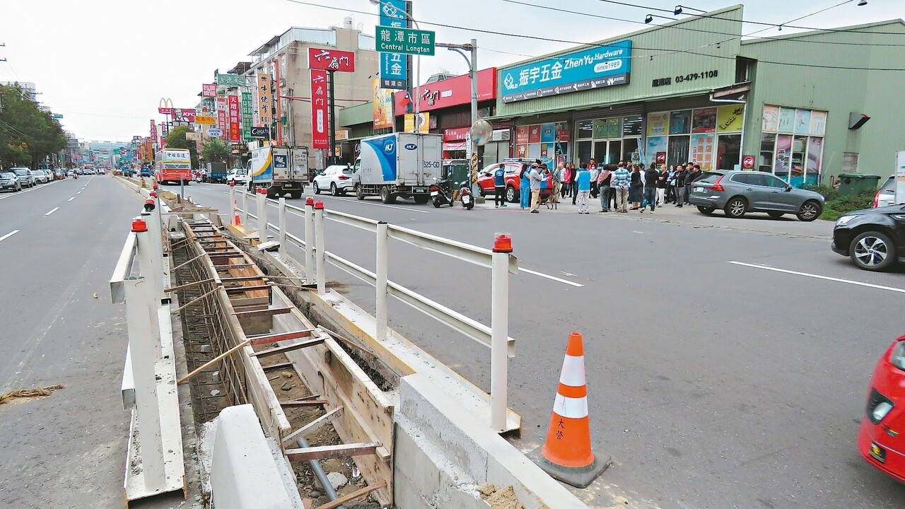 桃園市龍潭區北龍路343號前進行分隔島工程時,居民要求保留缺口,施工單位卻偷偷動工封閉,引發反彈抗議。 記者張弘昌/攝影