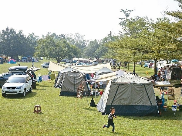 露營產業興盛,但權責不明且未訂相關法規,南投縣將擬定「露營產業管理自治條例」輔導業者合法化。圖/聯合報系資料照