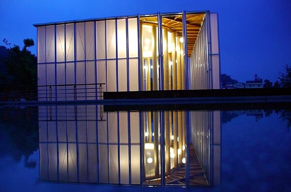 坂茂1995年為阪神地震受災戶設計紙教堂，這座紙教堂於台灣921大地震後重現南投。圖／截自南投紙教堂官網