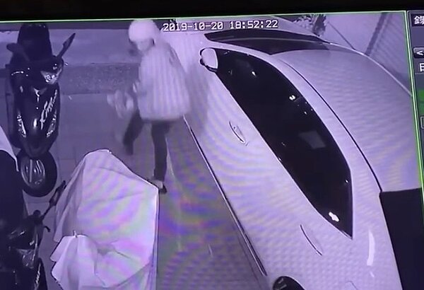 竊賊進屋偷了鞋子跑出門外,被監視錄影錄下。圖/民眾提供