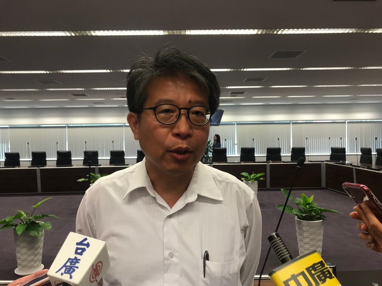 台中火力電廠放流水5度超標，台中市環保局副局長陳宏益說，昨已收到中火的陳述意見書，呼籲中火將違規機組停機改善，不要穿著衣服改衣服。記者洪敬浤／攝影