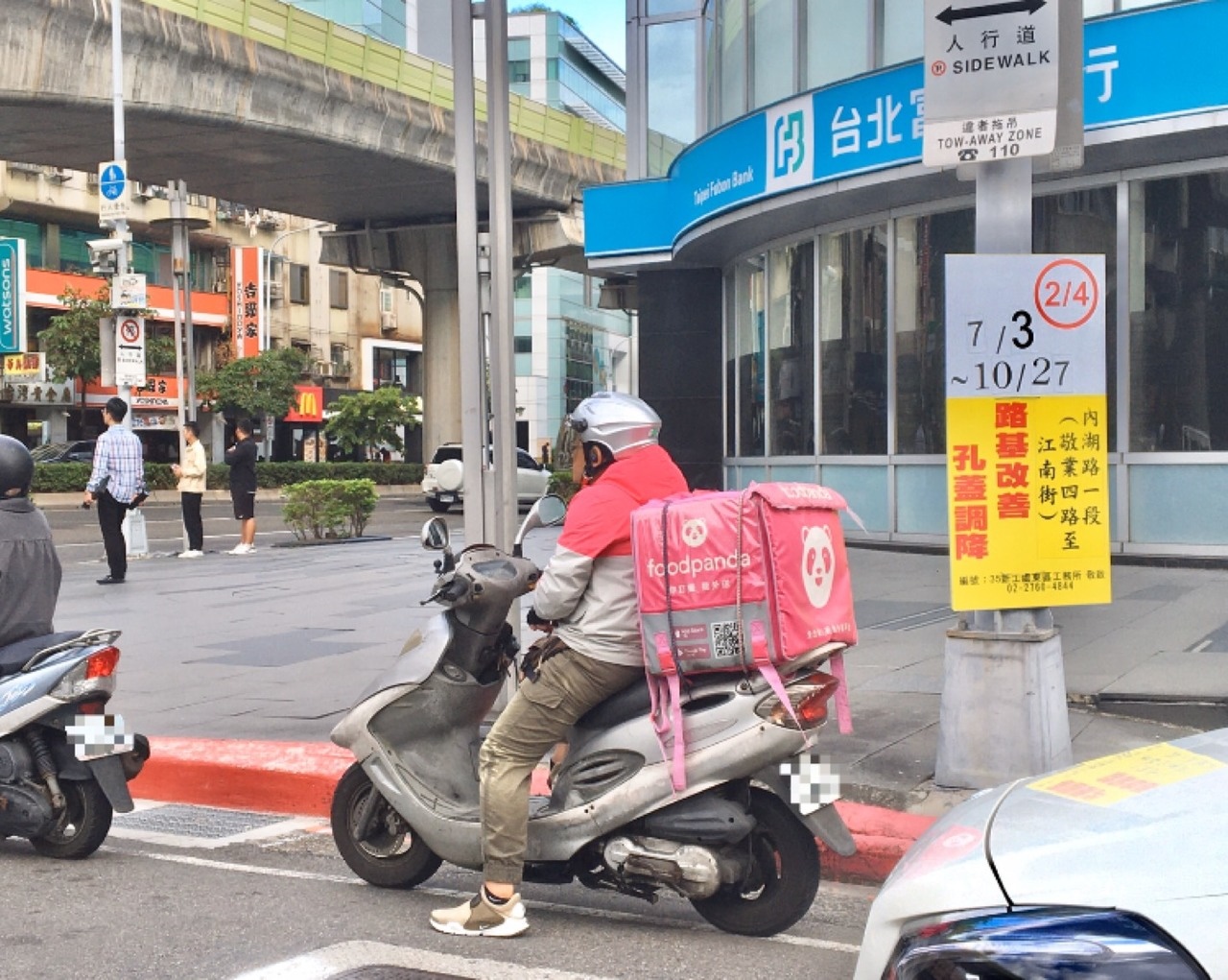 台北市未來將在各外送熱點，設置外送員「機車臨停區」，提供外送員合法停車空間，避免違停亂象。記者郭頤／攝影