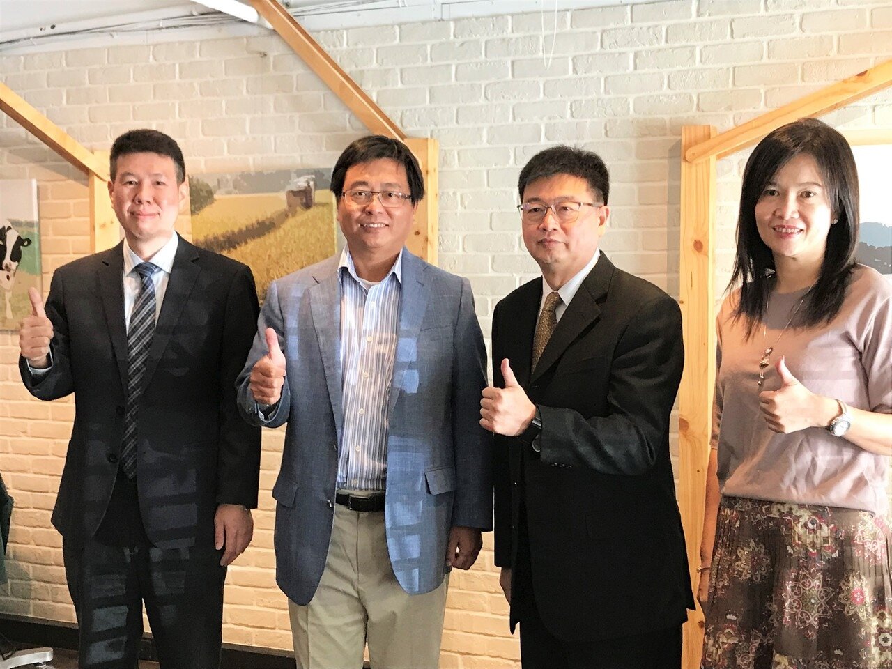 竹科管理局局長王永壯（左二）、副局長許增如（右一），與竹科生醫園區廠商台生才總經理廖俊仁（左一）、千才生醫執行長高嵩岳合影。記者李珣瑛／攝影