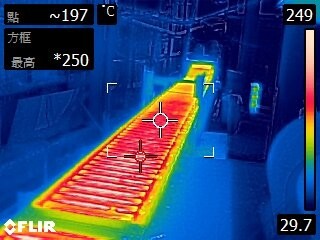 環境稽查重案組利用熱顯像儀確認該廠融鋁作業區之溫度。圖／新北市環保局提供