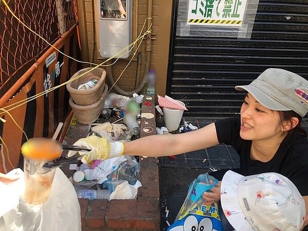 春水堂在日本發起活動,號召珍奶愛好者上街收集民眾喝完珍奶亂丟的塑膠杯。圖/擷自網路