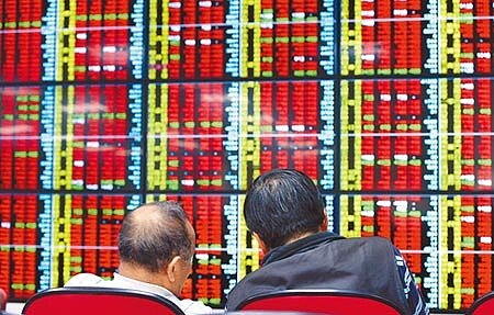 陸美貿易協議釋出樂觀訊息,加上美股財報喜訊的激勵,在電子股領軍下,台積電最後甩尾收高在294元,台股以1萬1271點作收,創下29年半以來新高。(本報資料照片)