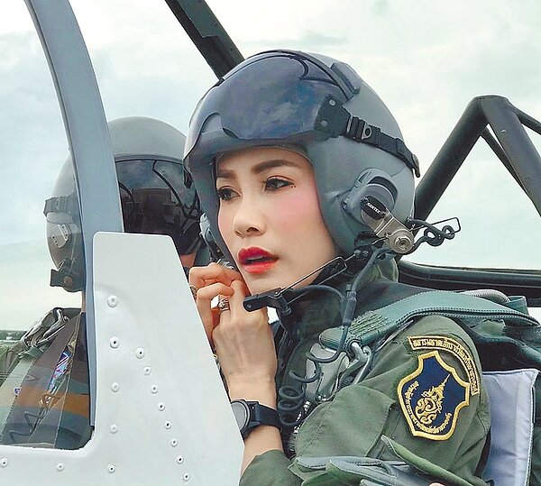 詩妮娜來自泰國北部難府,從陸軍護理學校畢業,一度升至陸軍上校,並曾任泰王保鏢和受過機師訓練。圖/王室宮務處提供