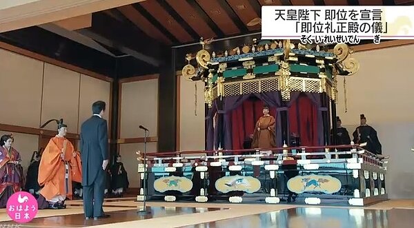 日皇德仁22日在登基儀式發表談話,首相安倍晉三專注聆聽。圖/截自NHK新聞畫面