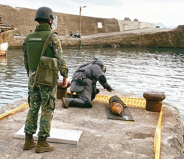 宜蘭又有漁民撈到一枚未爆彈,通知軍方未爆彈處理小組到場處理。 圖/第一岸巡隊提供