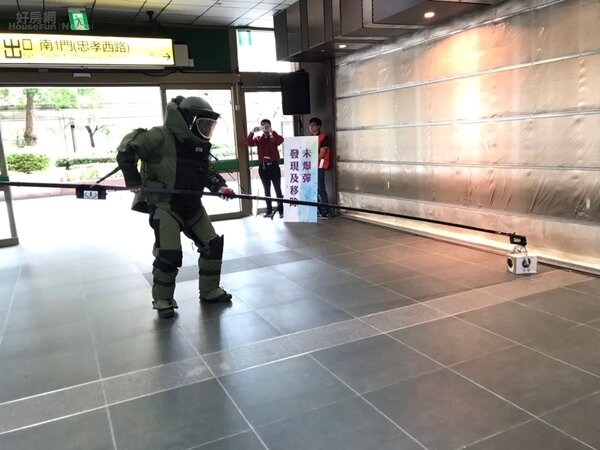 台北車站23日下午進行聯合防災中心演練，模擬爆裂物在車站內部的應變。好房網News記者李彥穎攝