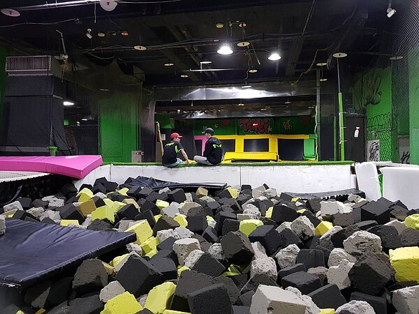 Flipout Taipei跳跳床樂園是類似彈簧床的極限運動樂園。圖/讀者提供