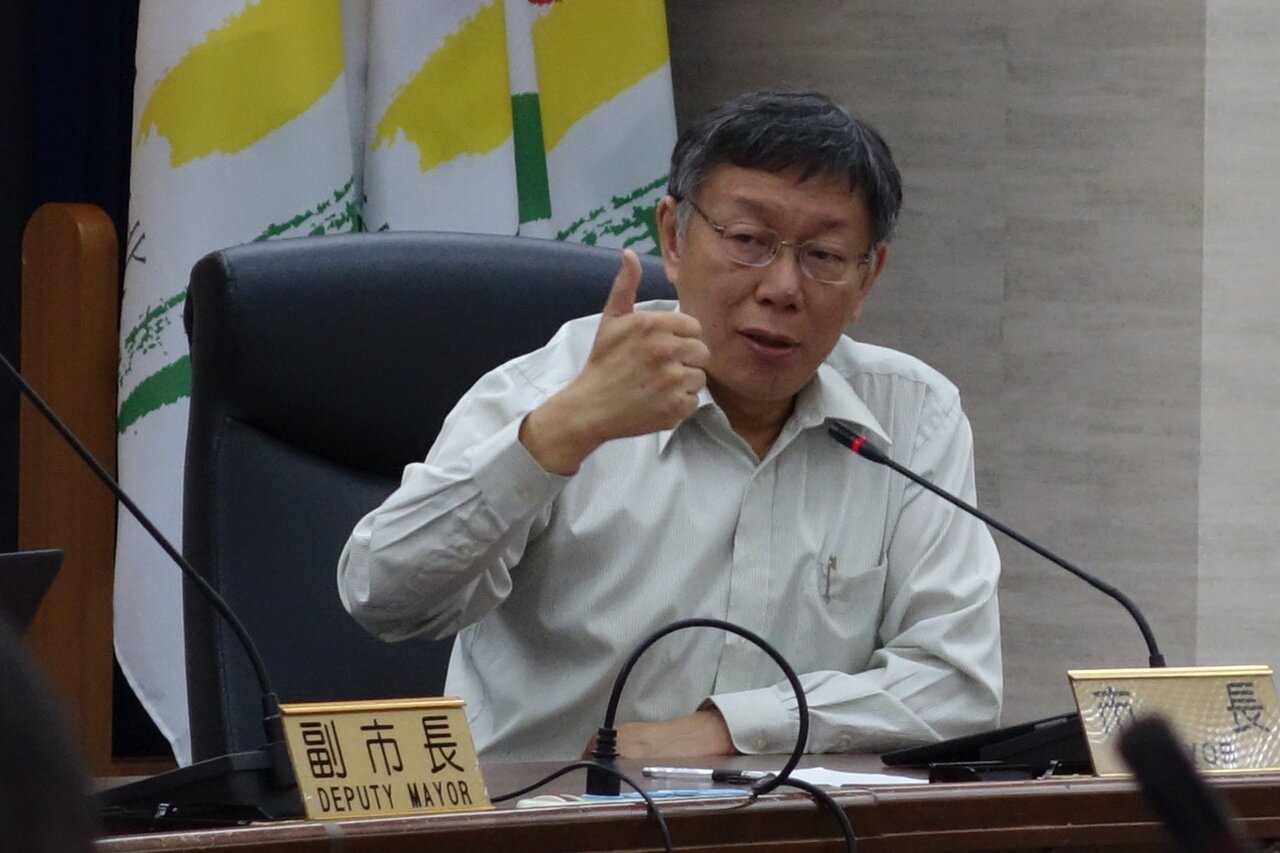 台北市長柯文哲今主持公安督導會報時，質疑當初前市長陳水扁的「違建特赦令」，僅是一道「行政命令」，那自己也可以下行政命令說要拆，「我的行政命令也可以推翻他的啊」。記者邱瓊玉／攝影