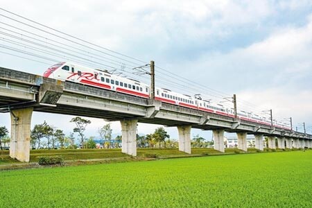 交通部擬高鐵延伸至宜蘭,也計畫台鐵、高鐵及快鐵在宜蘭「三鐵共站」。圖為台鐵北宜高架路段。(本報資料照片)