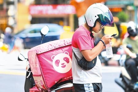 近期發生多起美食平台外送員車禍傷亡事件，外送員的意外險及勞健保等議題引發大眾關注。圖／中時資料照