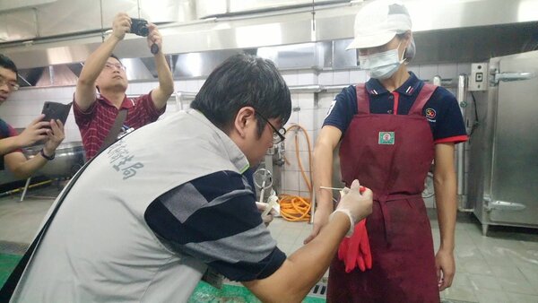 台南新市國中傳出集體食物中毒，衛生局人員前往稽查了解。圖／衛生局提供