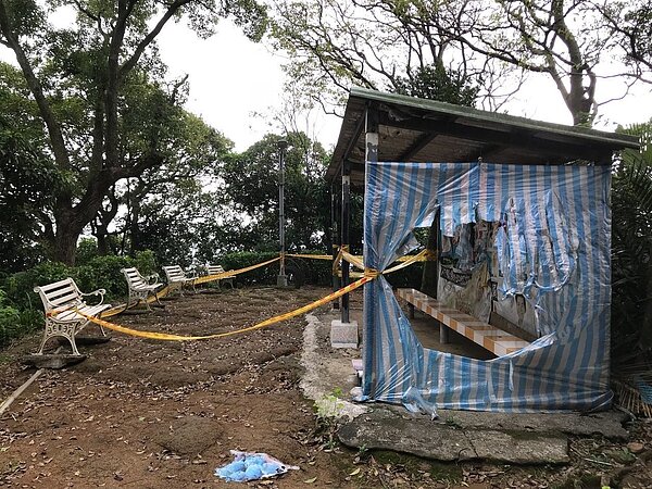 新北市中和牛埔山區在屈公病疫情防治期間，拉封鎖線禁止民眾誤闖。圖／新北衛生局提供