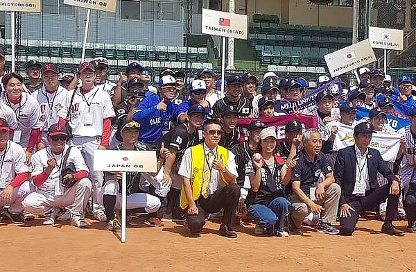 永慶不動產高屏區經管會葉誌螢會長出席2019亞太區職棒OB暨乙組成棒錦標賽開幕儀式觀賞熱血賽事。永慶房屋提供