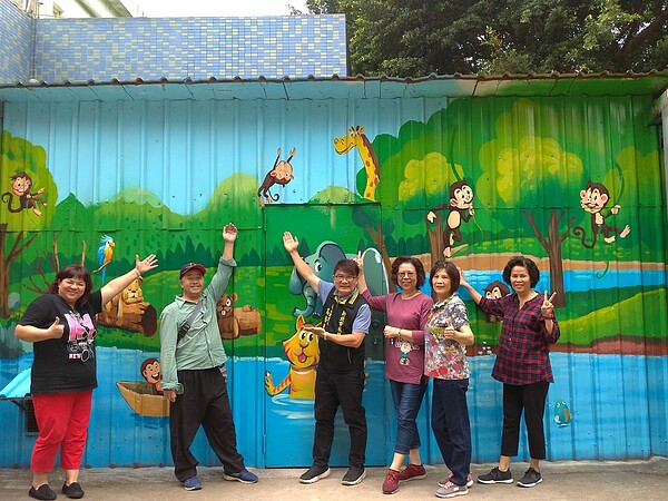 永安里長與里民開心合影。圖/板橋區公所提供