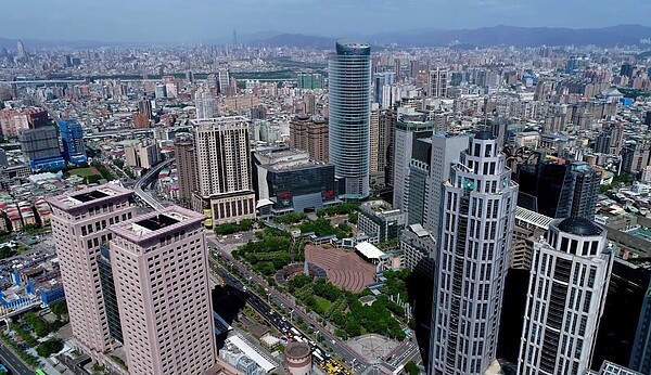 新北市板橋區老舊公寓與高樓大廈並存,在政府力推下今年9月全國危老第一案才在文化段重建動,如今中山路二段也劃定更新地區。圖/取自YouTube新北Beats