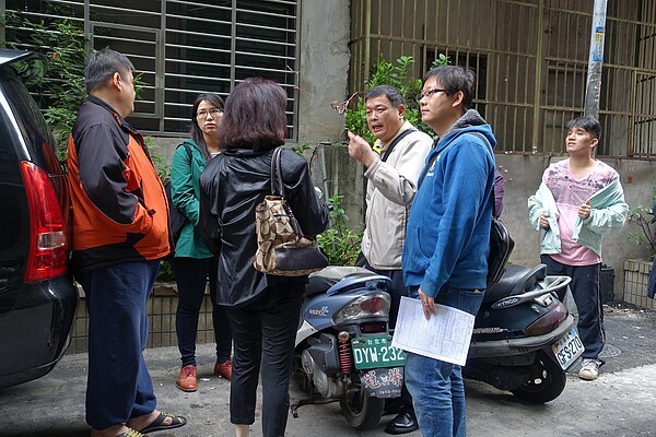 推動辦公室同仁進入社區,與住戶討論都更重建。圖/新北市政府提供