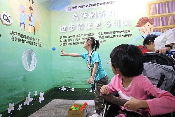 罕病基金會自10月23日起至30日,在北市松山文創園區推出「生生相惜,愛不罕見」特展,九個展區用趣味簡單方式認識罕病、近距離接觸病友、體驗病友生活。記者林俊良/攝影