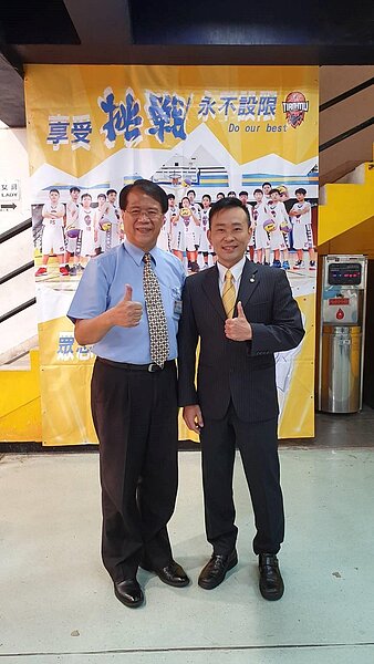 天母國小校長梁俊堯(圖左)與永慶房屋天西店店長郭憲隆(圖右)。圖/永慶房屋提供