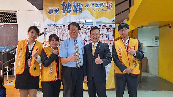 天母國小校長梁俊堯(圖中)與永慶房屋夥伴合影。圖/永慶房屋提供