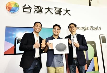 
台灣大哥大24日舉辦Google Pixel 4開賣發表會，台灣大總經理林之晨（左）及Google硬體副總裁彭昱鈞（右）出席。圖／顏謙隆
 