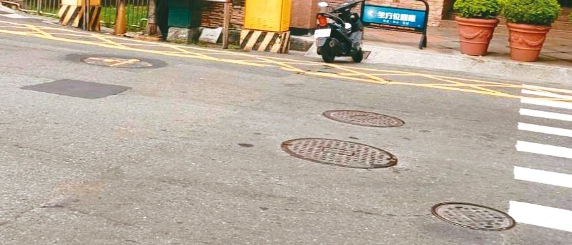 高雄市鳳山大明路上短短400公尺就有接續的人孔蓋，機車、行人行經，常發生顛簸 。 圖／高雄市議員林智鴻提供