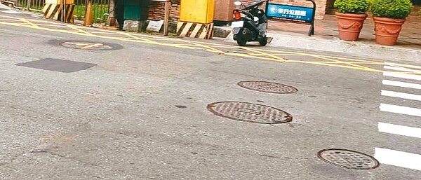 高雄市鳳山大明路上短短400公尺就有接續的人孔蓋，機車、行人行經，常發生顛簸 。 圖／高雄市議員林智鴻提供